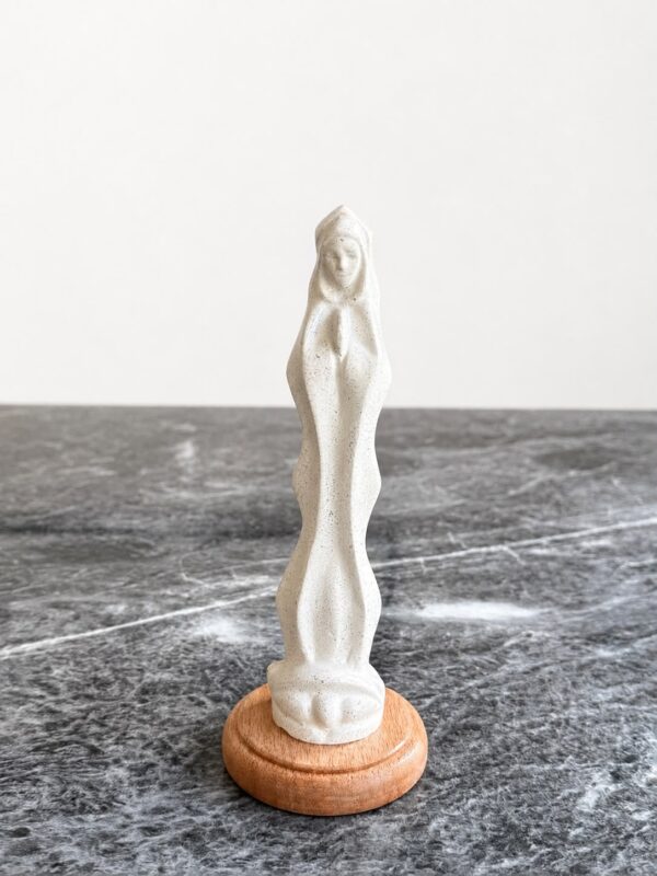 Virgen María en Marmolina con Base de Madera
