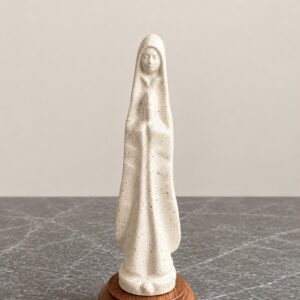 Virgen de Guadalupe de marmolina con base de madera