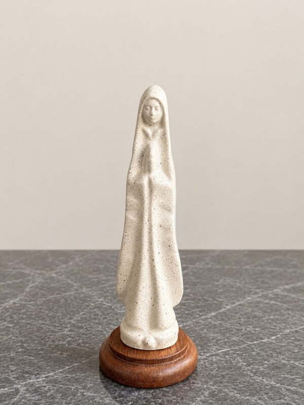 Virgen de Guadalupe de marmolina con base de madera